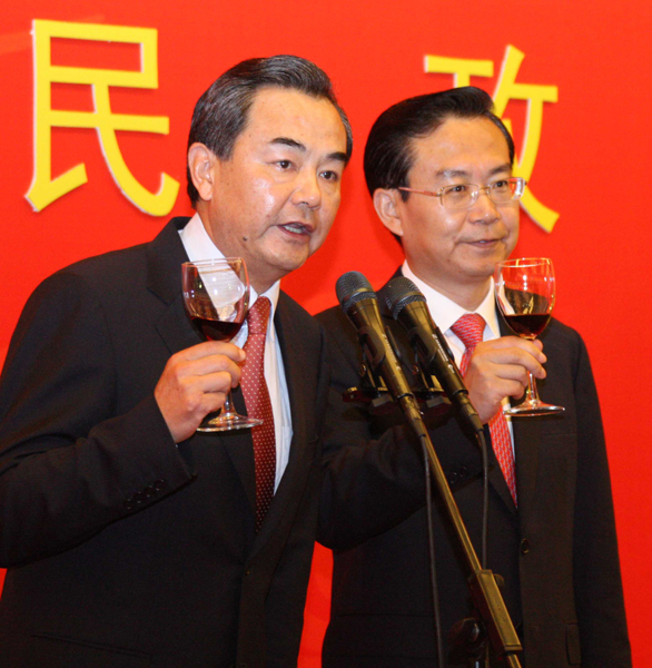 国台办主任王毅在第三届海峡论坛欢迎酒会上祝酒