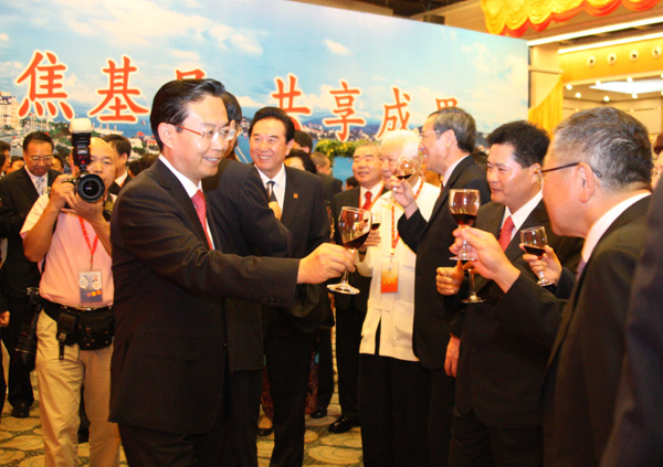 国台办主任王毅在第三届海峡论坛欢迎酒会上祝酒