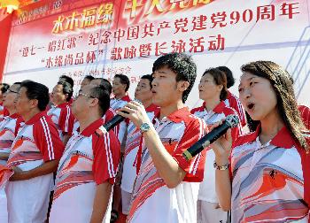 福州市民唱红歌迎“七一”