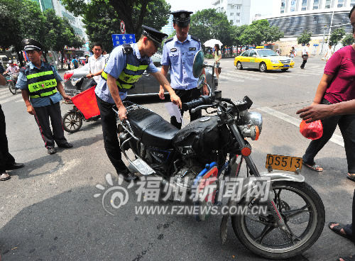 福州整治交通违法 超载频现核载6人挤进21人(图)