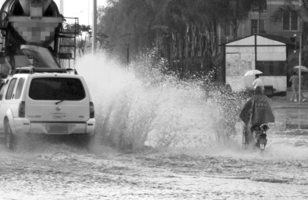 排水不畅 一场大雨 福州金洲南路积水成河 (图)