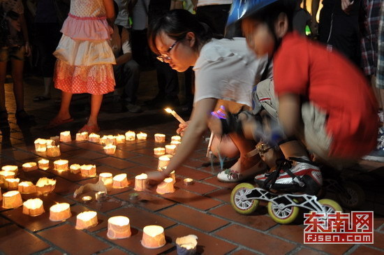 福州市民烛光悼念温州动车事故遇难者(组图)