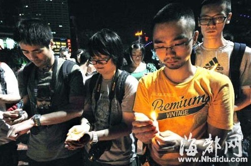 福州市民烛光悼念温州动车事故遇难者(组图)