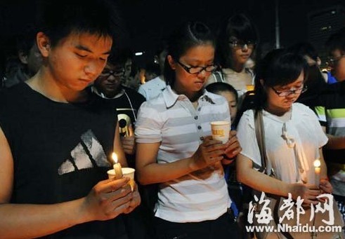 福州市民烛光悼念温州动车事故遇难者(组图)
