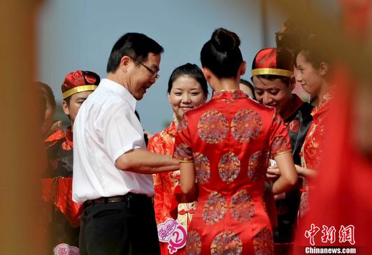 两岸新人福建古厝举行客家民俗婚礼(组图)
