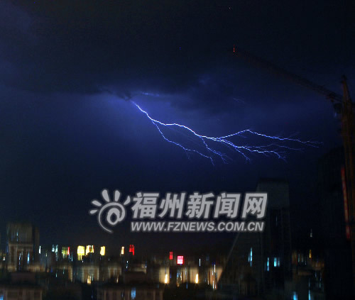 福州昨晚突现狂风暴雨冰雹 刮倒大树掀翻马路护栏(图)