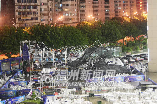 福州昨晚突现狂风暴雨冰雹 刮倒大树掀翻马路护栏(图)