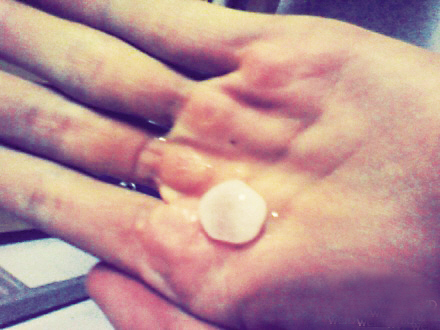 福州昨晚突现狂风暴雨冰雹 刮倒大树掀翻马路护栏(图)