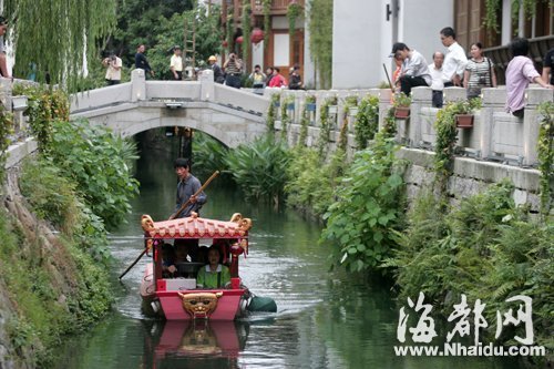白马河迷你福船昨日首试航 船里仰望“小秦淮”(图)
