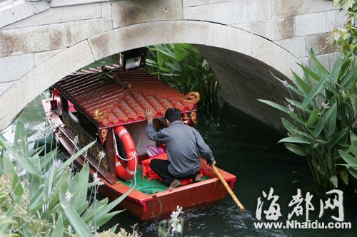 白马河迷你福船昨日首试航 船里仰望“小秦淮”(图)