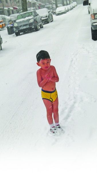 “鹰爸”暴雪中训练儿子 4岁裸跑弟视频爆红网络
