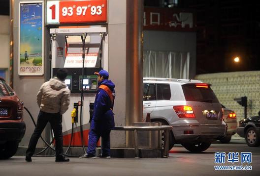 汽柴油价格8日零时起每吨上涨300元