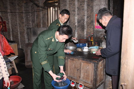 福建边防派出所积极开展“学雷锋 送温暖”活动