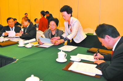 我省全国人大代表认真准备议案、建议