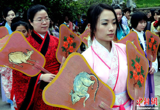 福建汉服爱好者依传统礼仪举行花朝节民俗活动