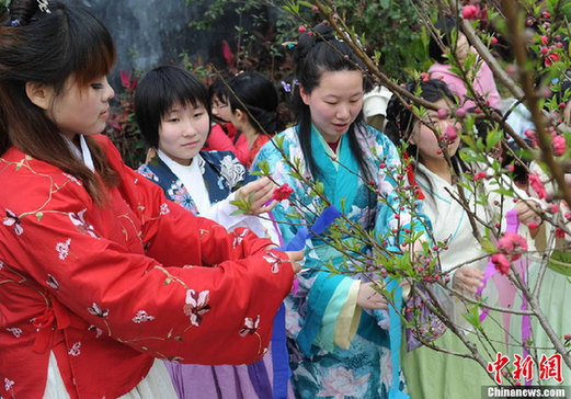 福建汉服爱好者依传统礼仪举行花朝节民俗活动