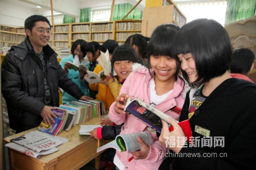 福建山区孩子看上新书
