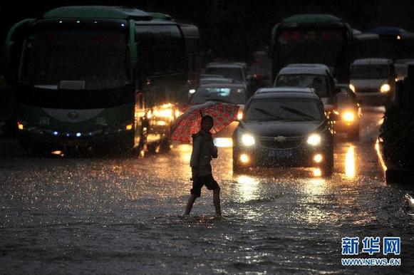 福建遭受强雷电和雷雨侵袭（组图）
