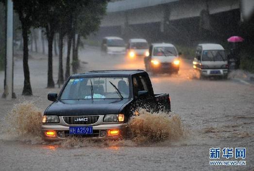 福建遭受强雷电和雷雨侵袭（组图）