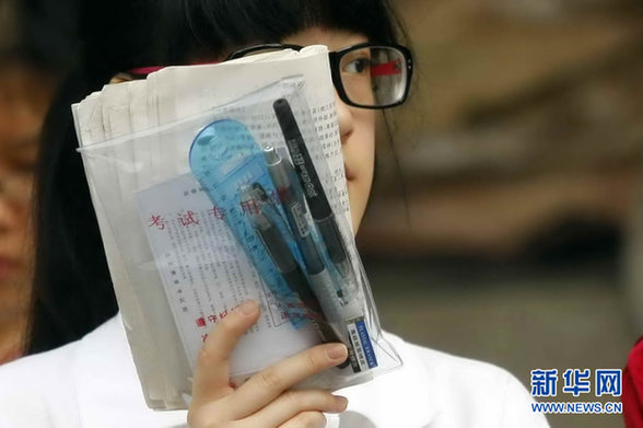 实拍高考考场外 考生临阵磨枪