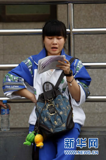 实拍高考考场外 考生临阵磨枪