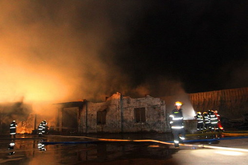 福建厦门一厂房发生火灾