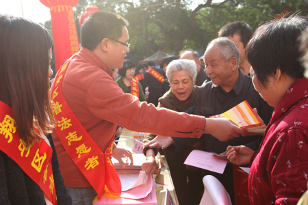翔安“红马甲”温暖新区每个角落