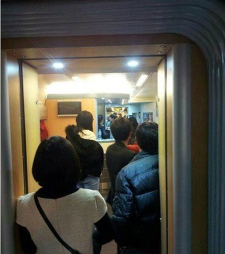 厦门-杭州动车突发故障滞留 被指因超载劝人换车