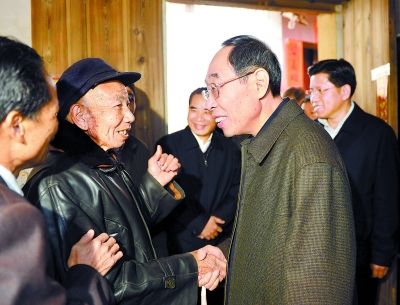 27日,省委书记尤权在长汀县看望慰问革命"五老"人员范启良.