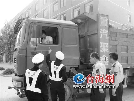 漳州现招手即停小公交 下半年刷银联卡可乘公交
