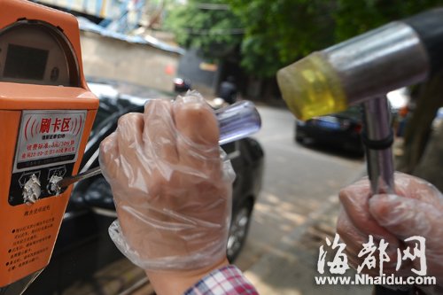福州闹市55部咪表一夜间遭破坏 疑被涂502胶