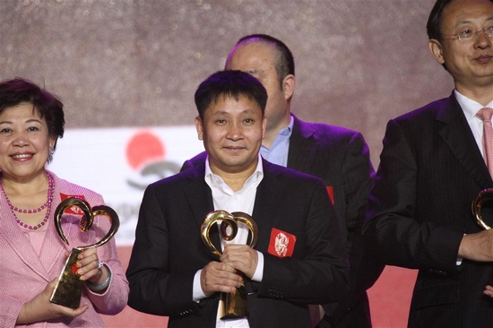 江东廷荣获＂2013年度中国十大慈善家