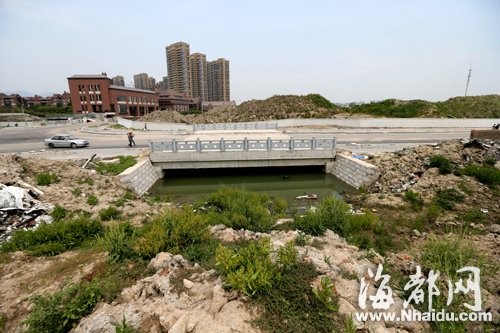 金山流花溪被渣土截断 中下游河道塞满了水浮莲和垃圾