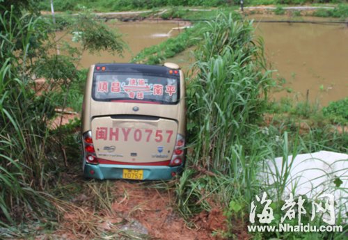 南平大客车冲下路基飞进6米深山谷 5人受伤