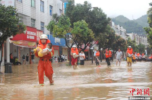 福建暴雨持续 逾10万人受灾直接经济损失1.3亿