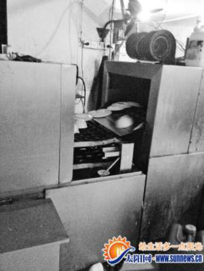 暗访一次性消毒餐具小作坊 高温消毒只是用热水泡一下
