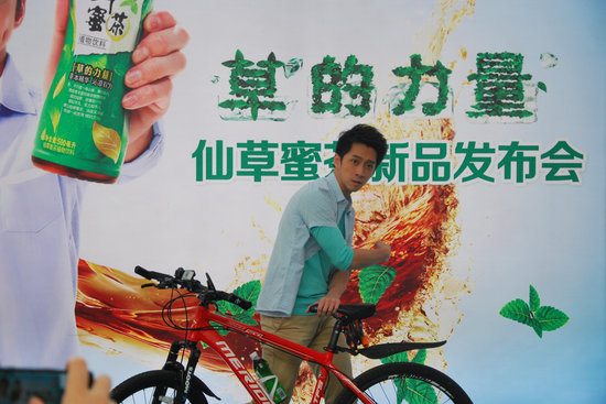 陈汉典来厦出席代言 模仿康永小S称计划出片