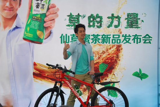 陈汉典来厦出席代言 模仿康永小S称计划出片