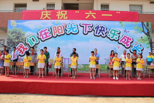 厦大生科学子与凤凰花社共赴翔安珩厝小学同孩子共庆“六一”