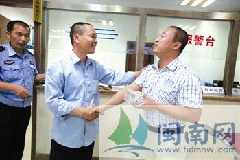 外来客乘车落下10万元 泉州司机寻施主全部归还