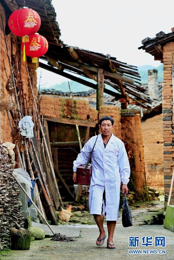 “穿梭在田间地头的乡村医生”——彭火兴