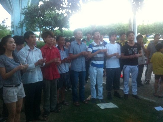 厦门市民前往事发地自发哀悼 8学生仍失踪