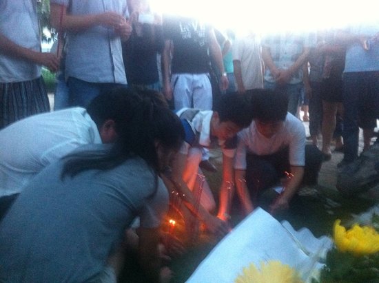 厦门市民前往事发地自发哀悼 8学生仍失踪