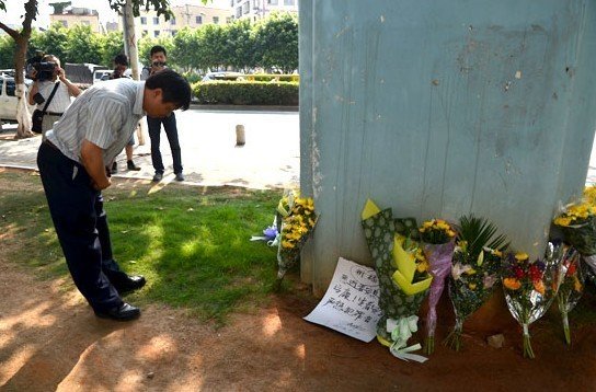 厦门市民前往事发地自发哀悼 8学生仍失踪