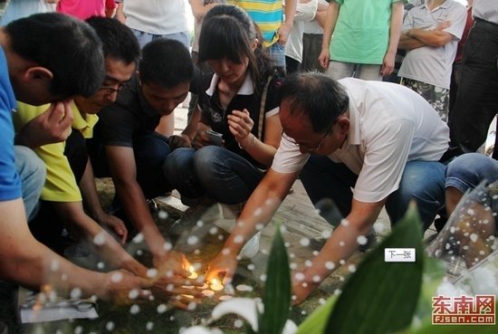 厦门市民前往事发地自发哀悼 8学生仍失踪
