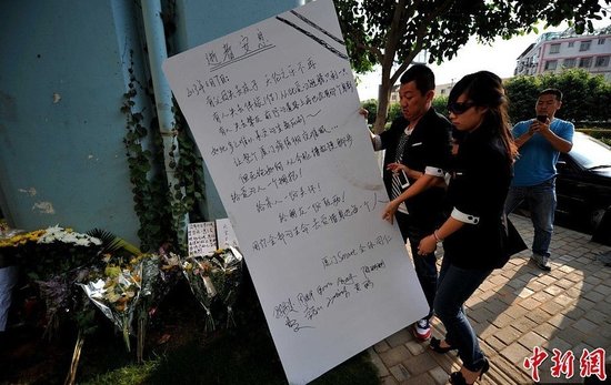 厦门市民前往事发地自发哀悼 8学生仍失踪