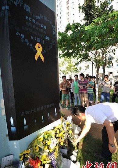 厦门市民前往事发地自发哀悼 8学生仍失踪