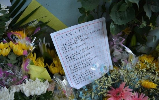 厦门市民前往事发地自发哀悼 8学生仍失踪