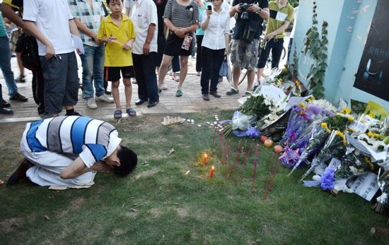 厦门市民前往事发地自发哀悼 8学生仍失踪