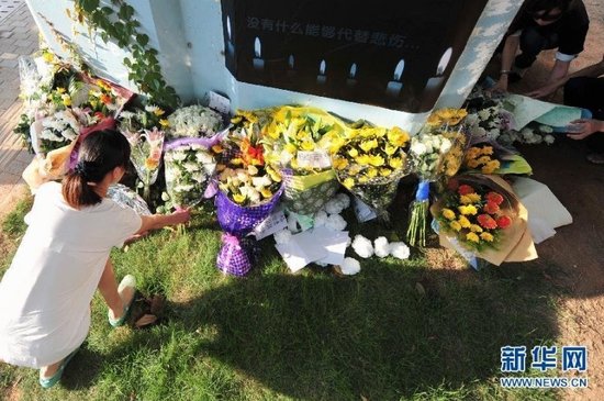 厦门市民前往事发地自发哀悼 8学生仍失踪